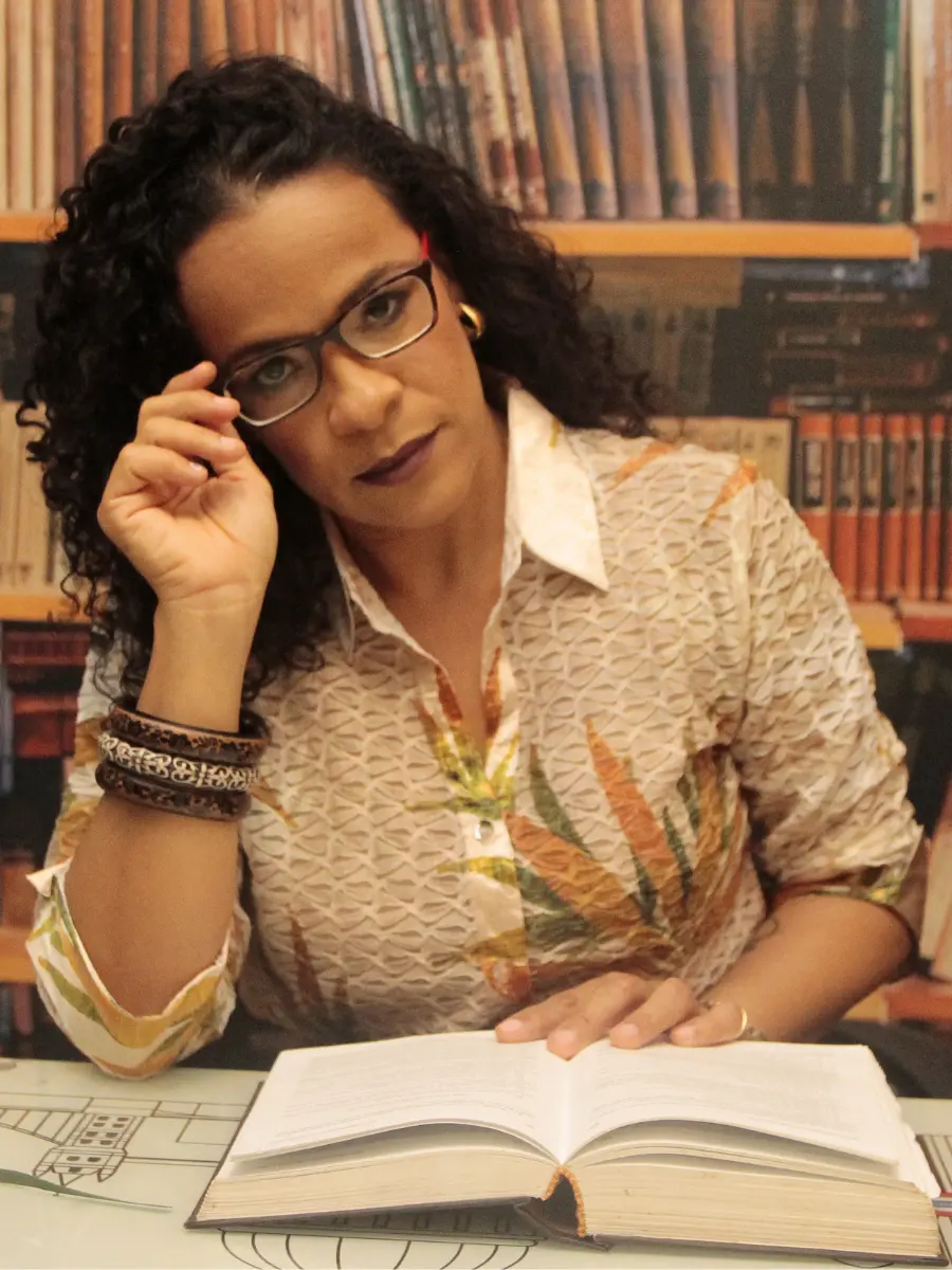 Dra. Patrícia Lemos em sua biblioteca